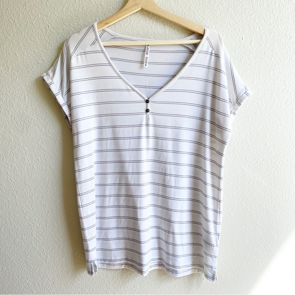KUHL White Stripe Roll Short Sleeve Vneck Top Women’s Size Medium